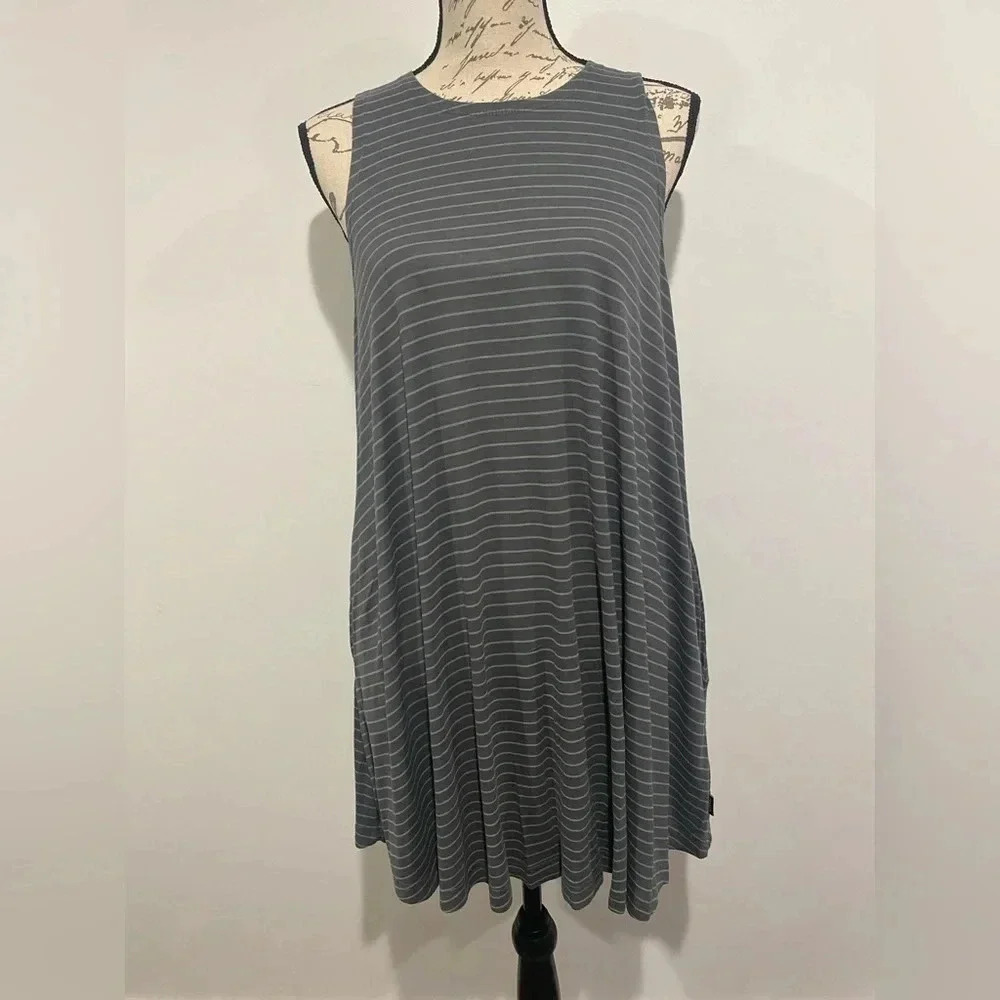 RVCA Tshirt dress with pockets. Size small